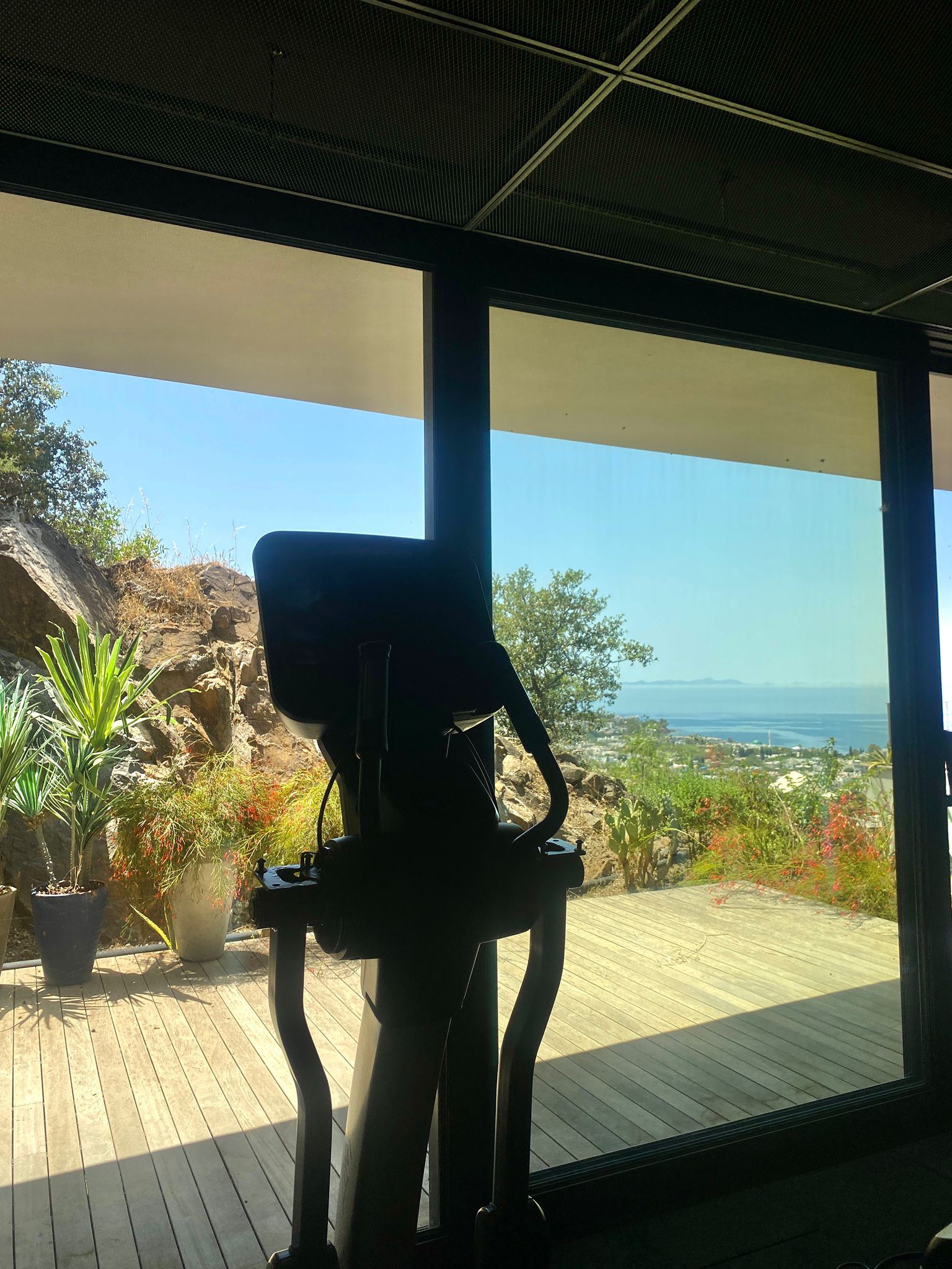 Rise Spa Yalıkavak — Bodrum'un Yalıkavak koyunda lüks spa havuzu ve Akdeniz manzarası